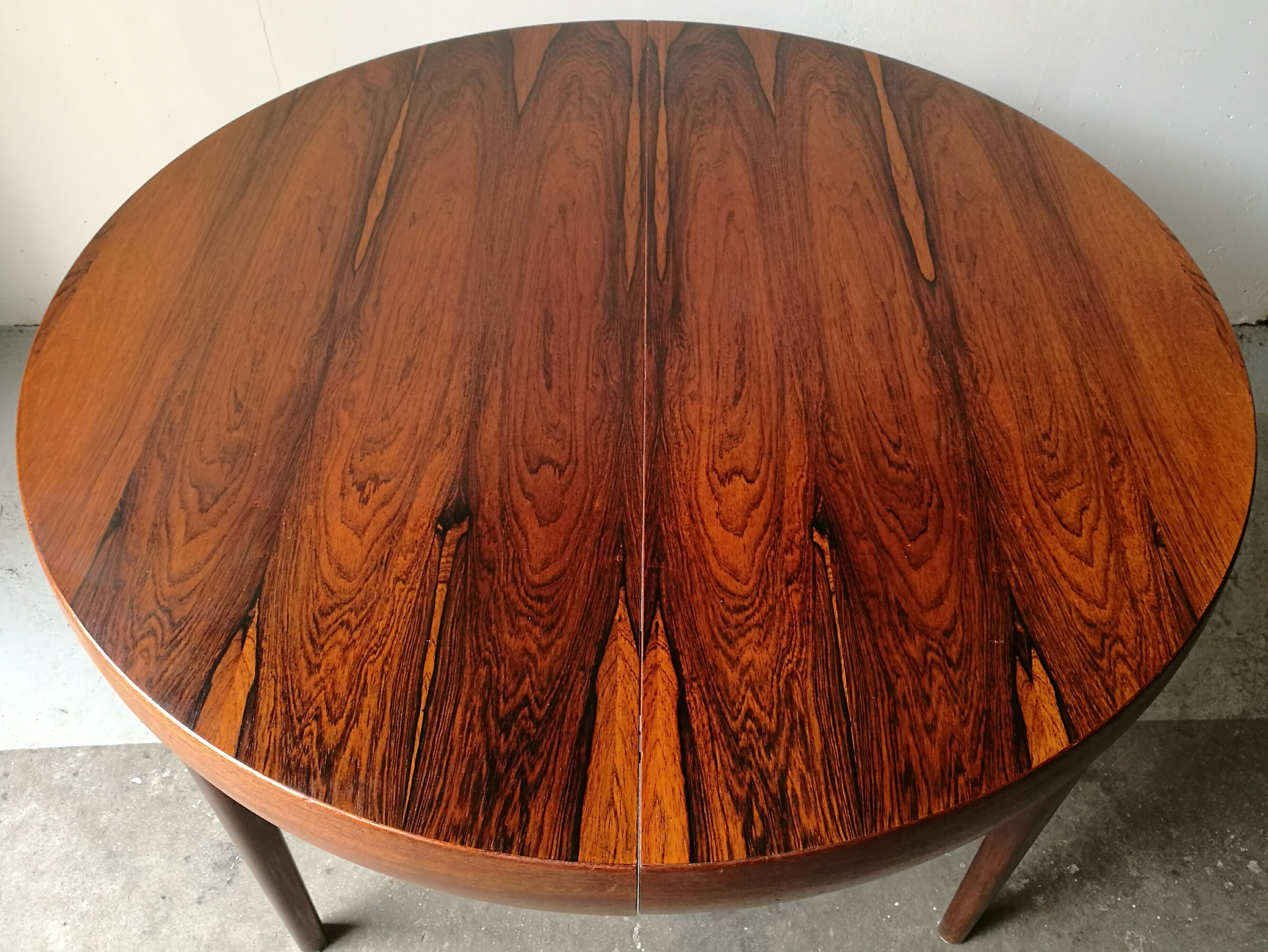 Round extendable table in rosewood 1960s