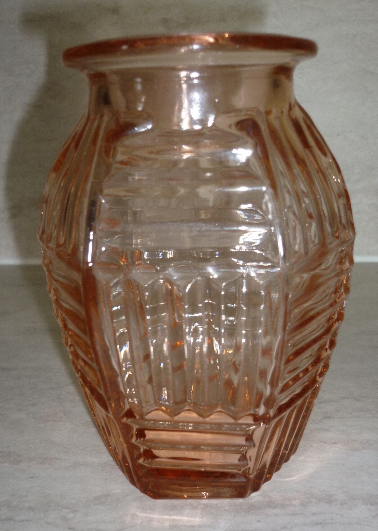 Vase geometric patterns in art-deco pink molded glass