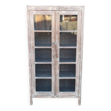 Armoire vitrée en bois ancien blanchi