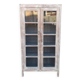 Armoire vitrée en bois ancien blanchi