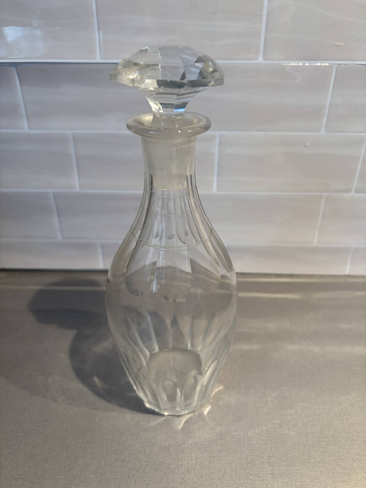 Flacon ancien en verre moulé avec bouchon – objet vintage