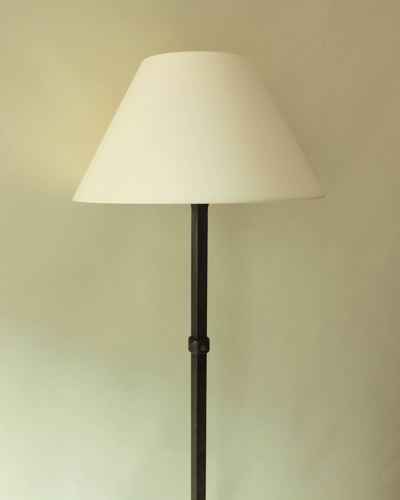 Lampadaire brutaliste en fer forgé dans le goût des Artisans de Marolles