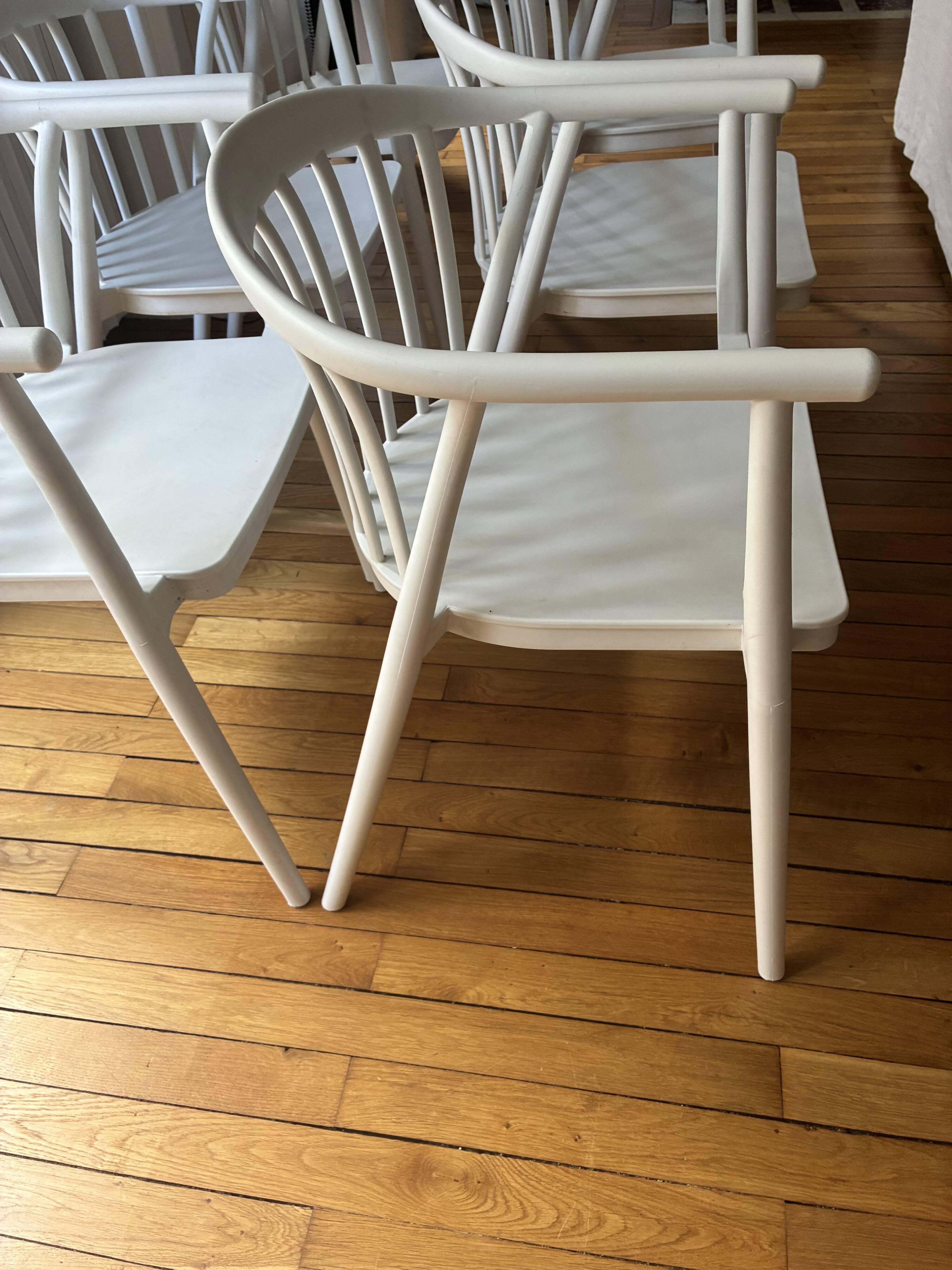 Chaises en bois peintes en blanc