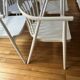 Chaises en bois peintes en blanc