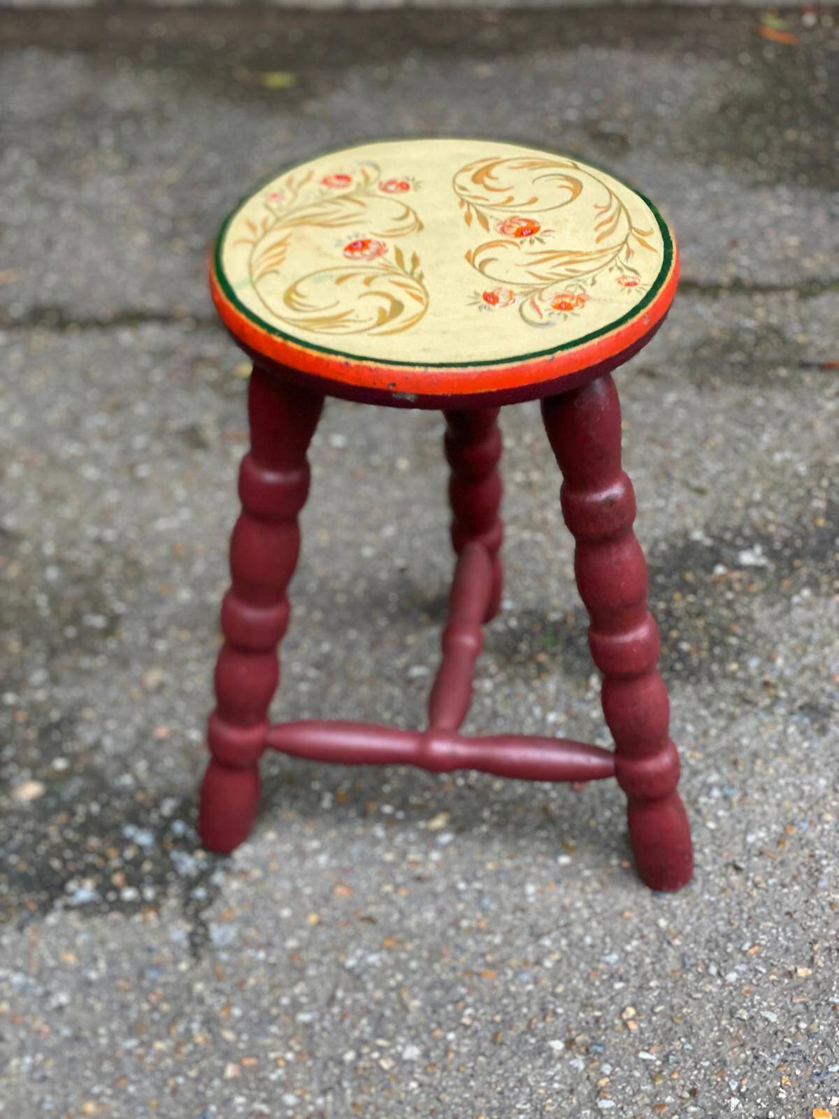 Asian tripod stool in solid wood, burgundy and beige flowers