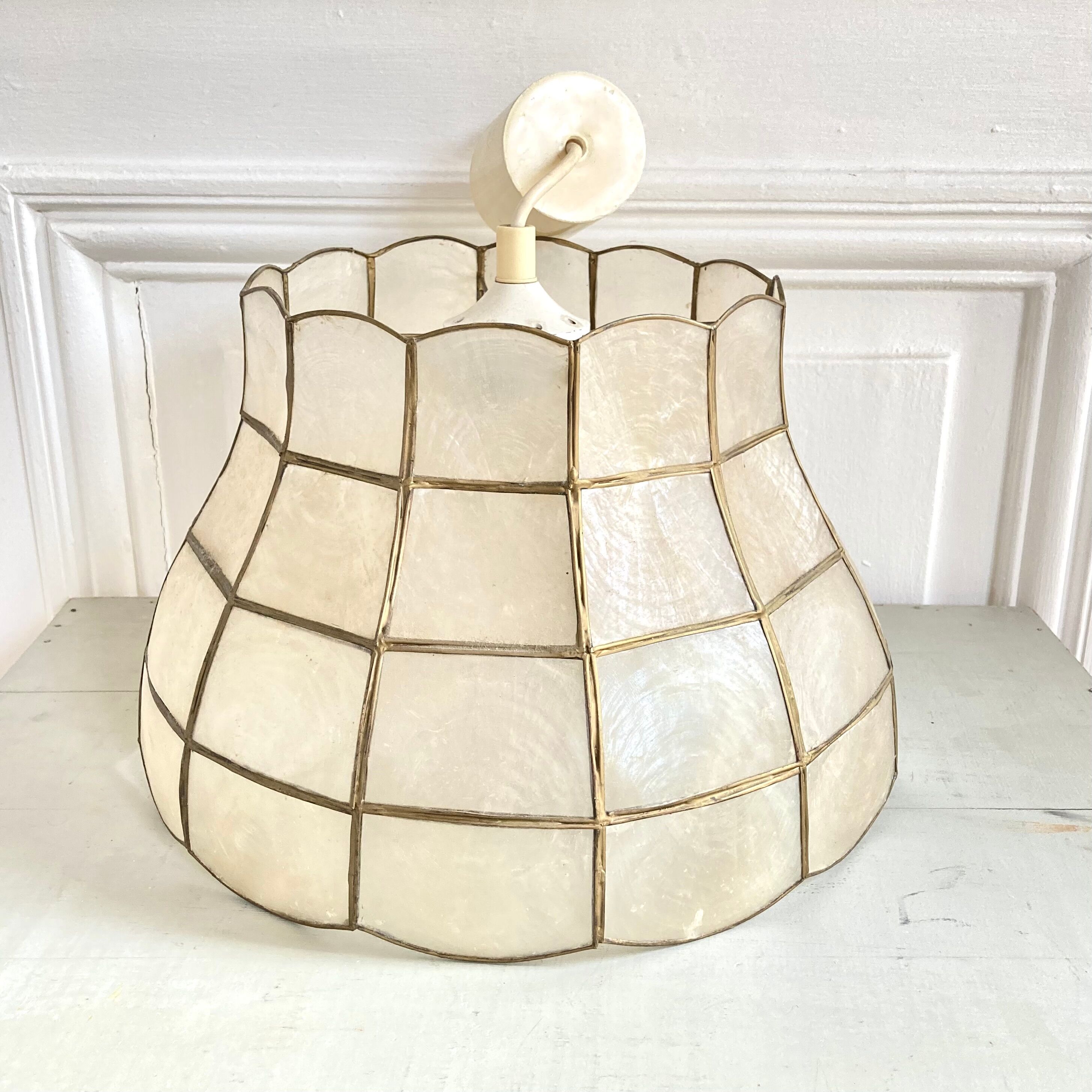 Mother-of-pearl and brass suspension