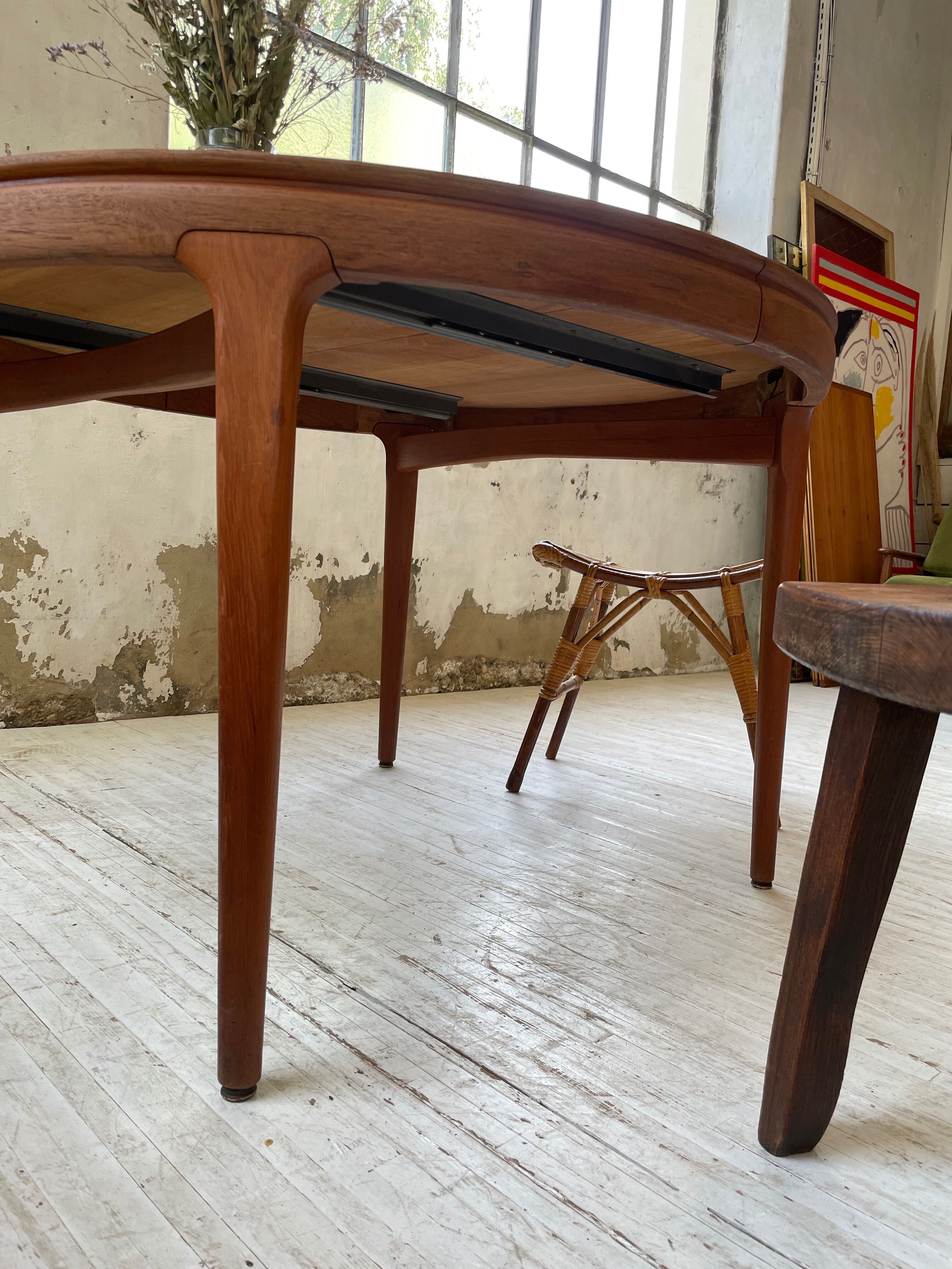 Round table 120-230 cm scandinavian samcom arne hovmand olsen