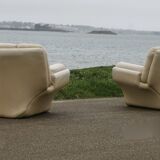 Paire de fauteuils "space age" en cuir. Couleur "crème". Circa 1970.