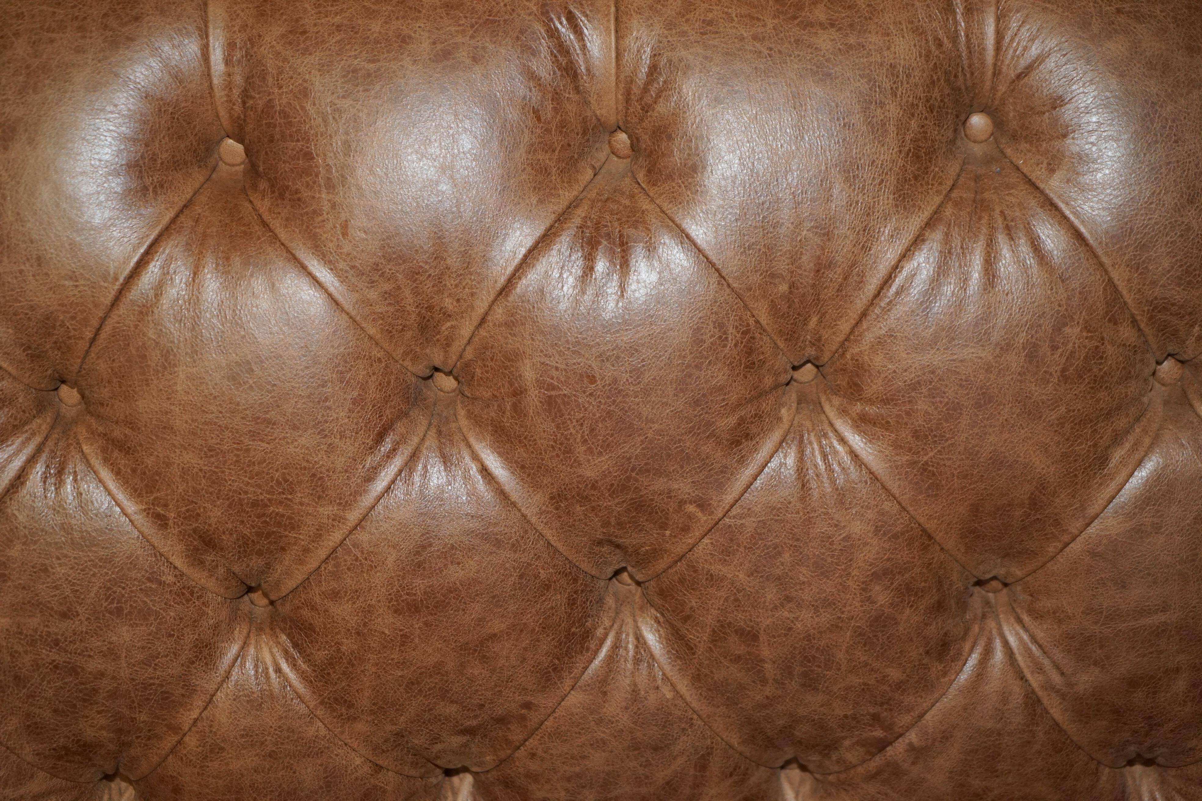 Chesterfield Regency 1810 antique canapé restored in leather with a carved frame.