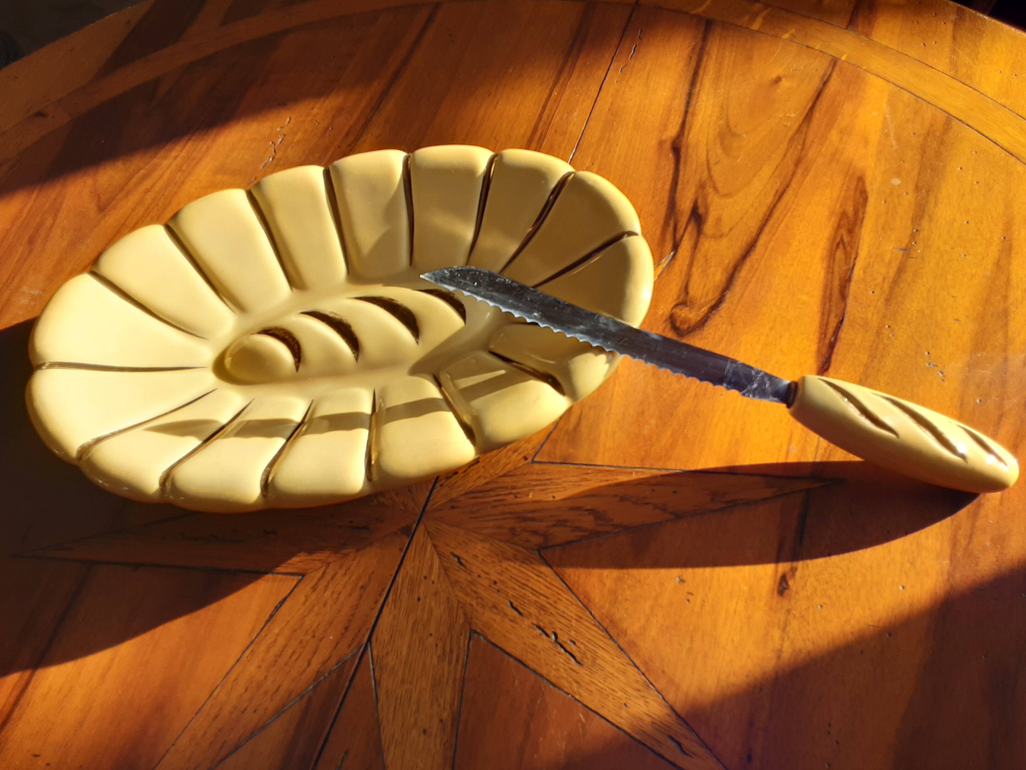 Bread basket and knife
