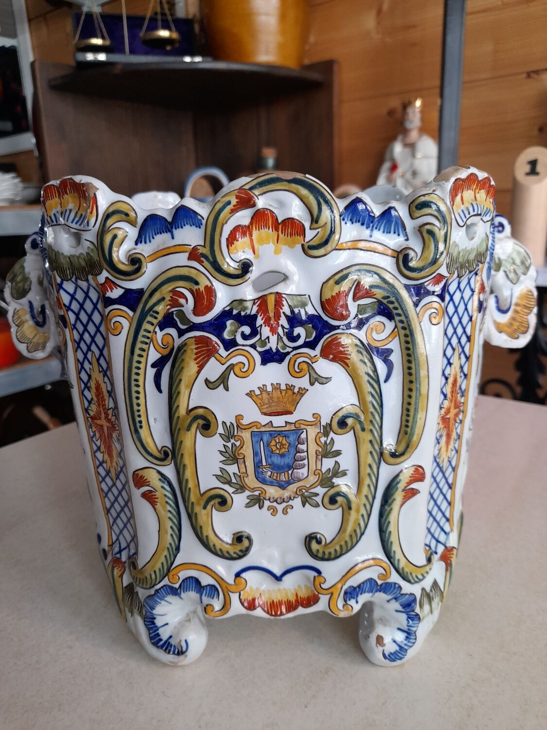 Cache pot en faïence de Granville
