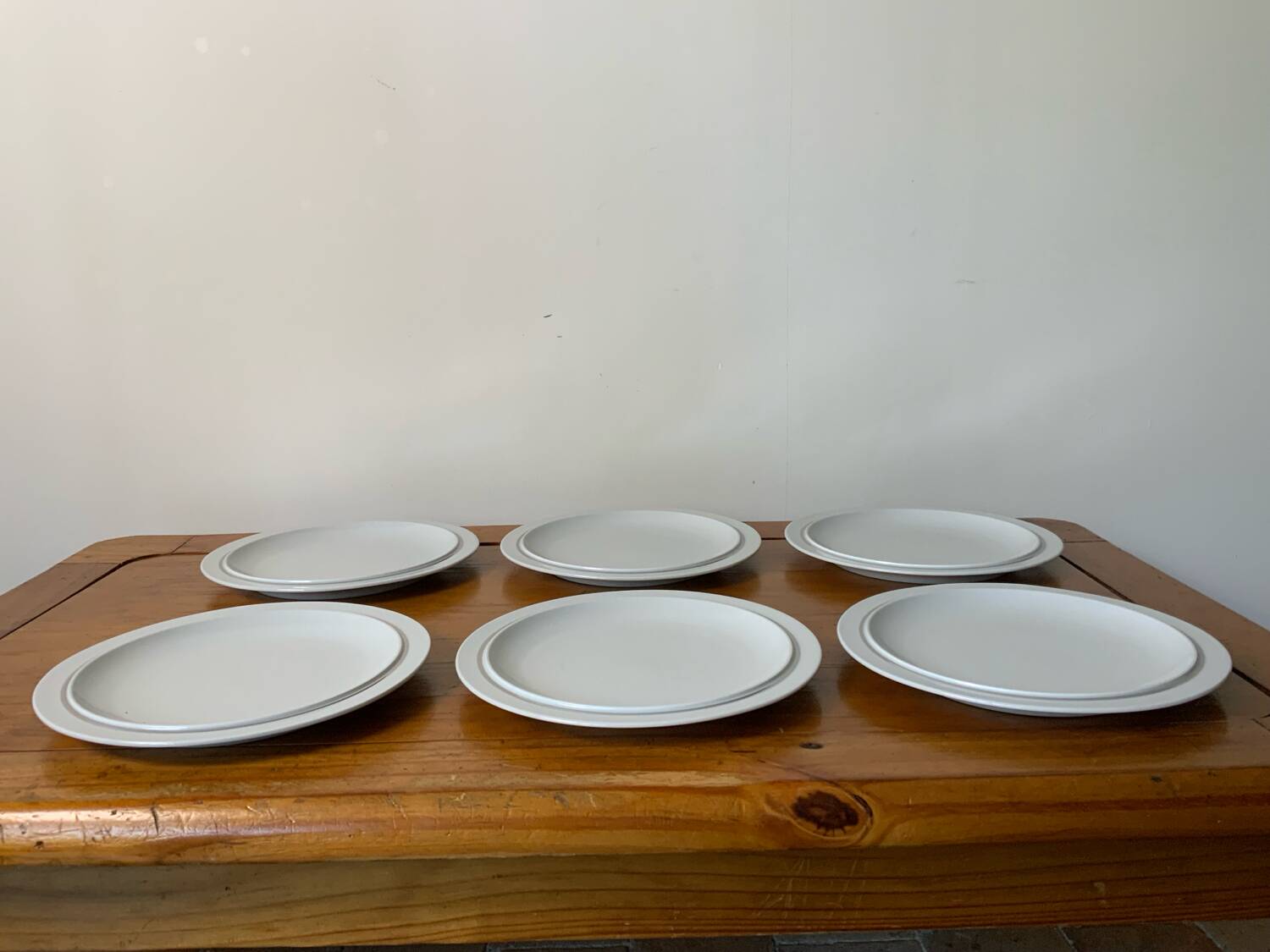 White and silver plates