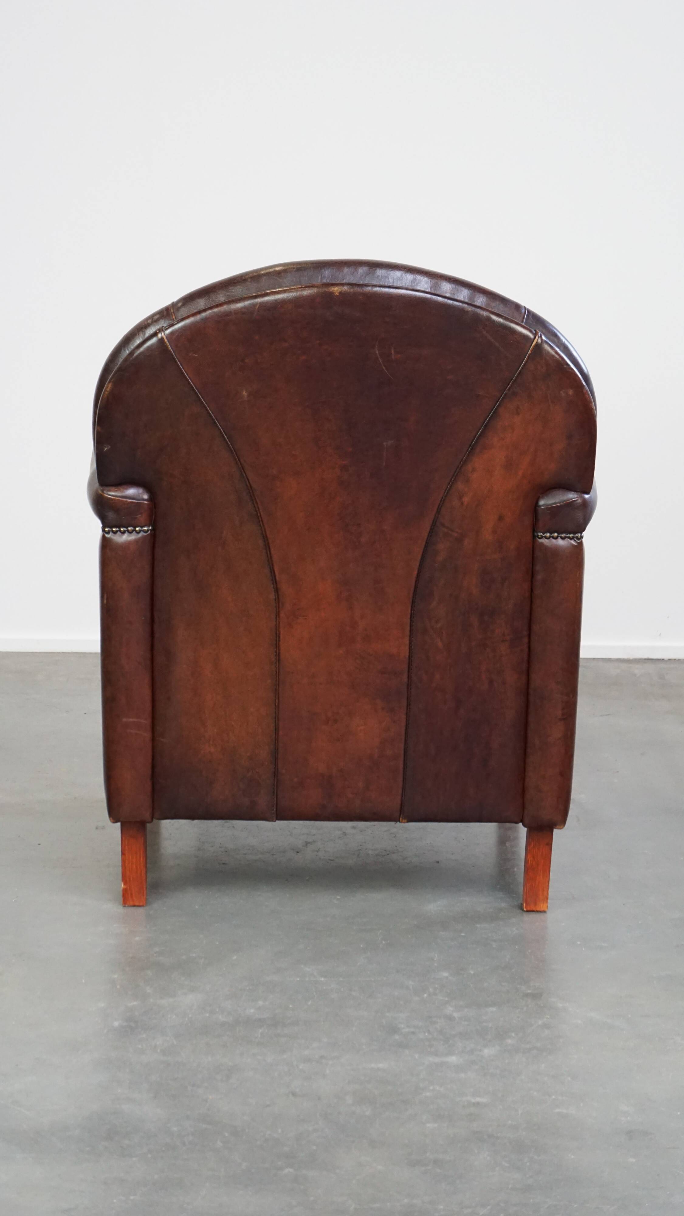 Fauteuil design en cuir de mouton aux finitions soignées et soignées