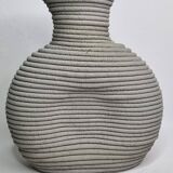Vase brutaliste en ciment texturé