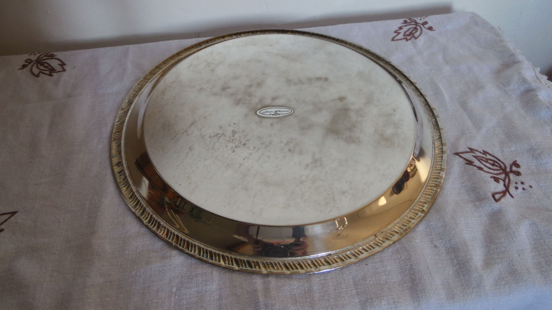 Round serving tray