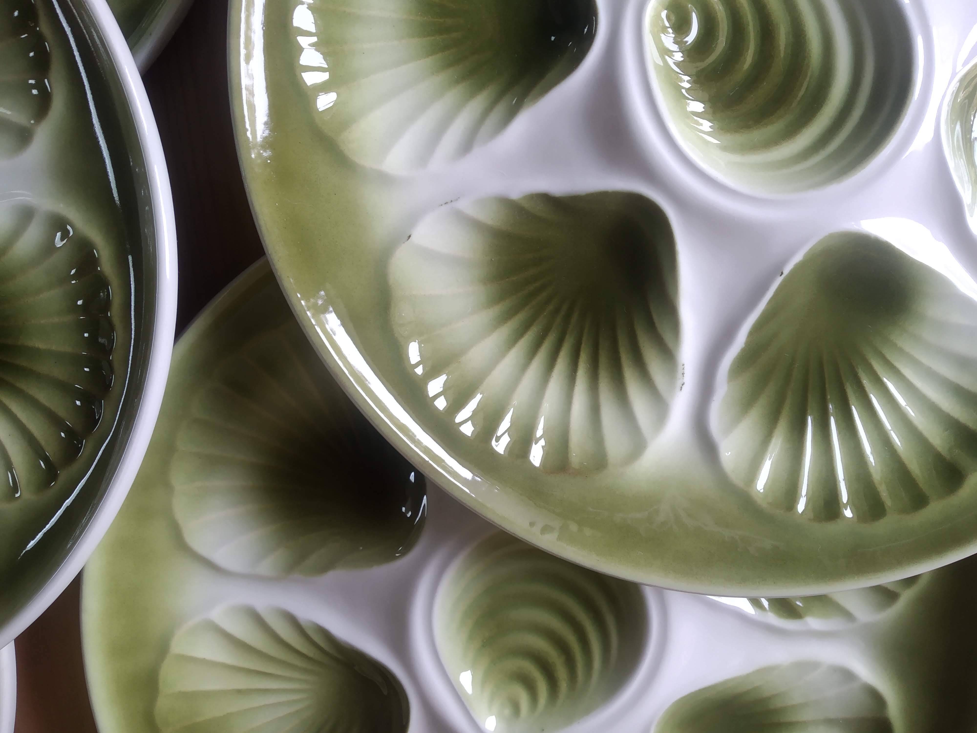 4 Moulin des Loups oyster plates with barbotine