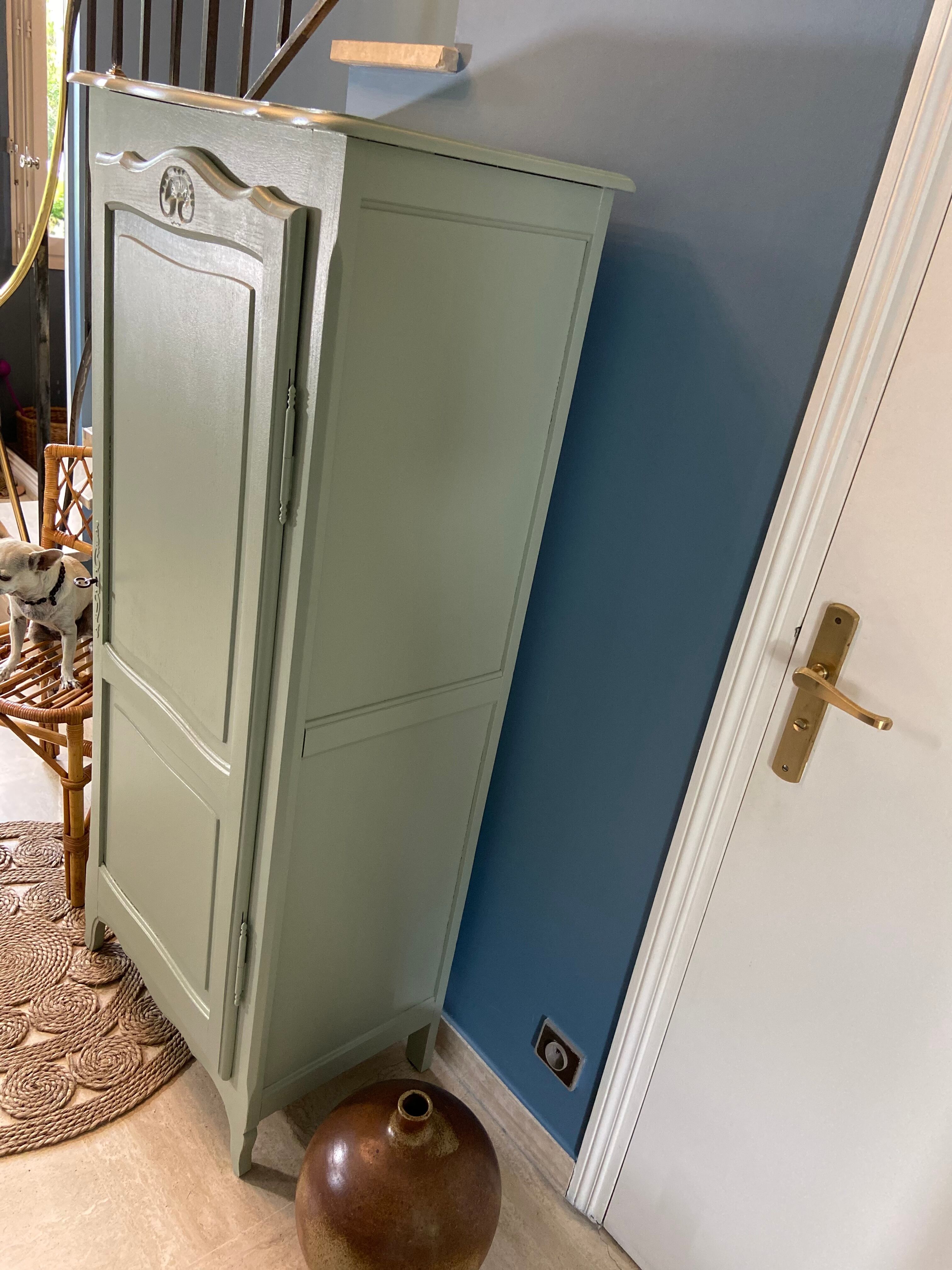 Wardrobe vintage bonnetière soft green 1970