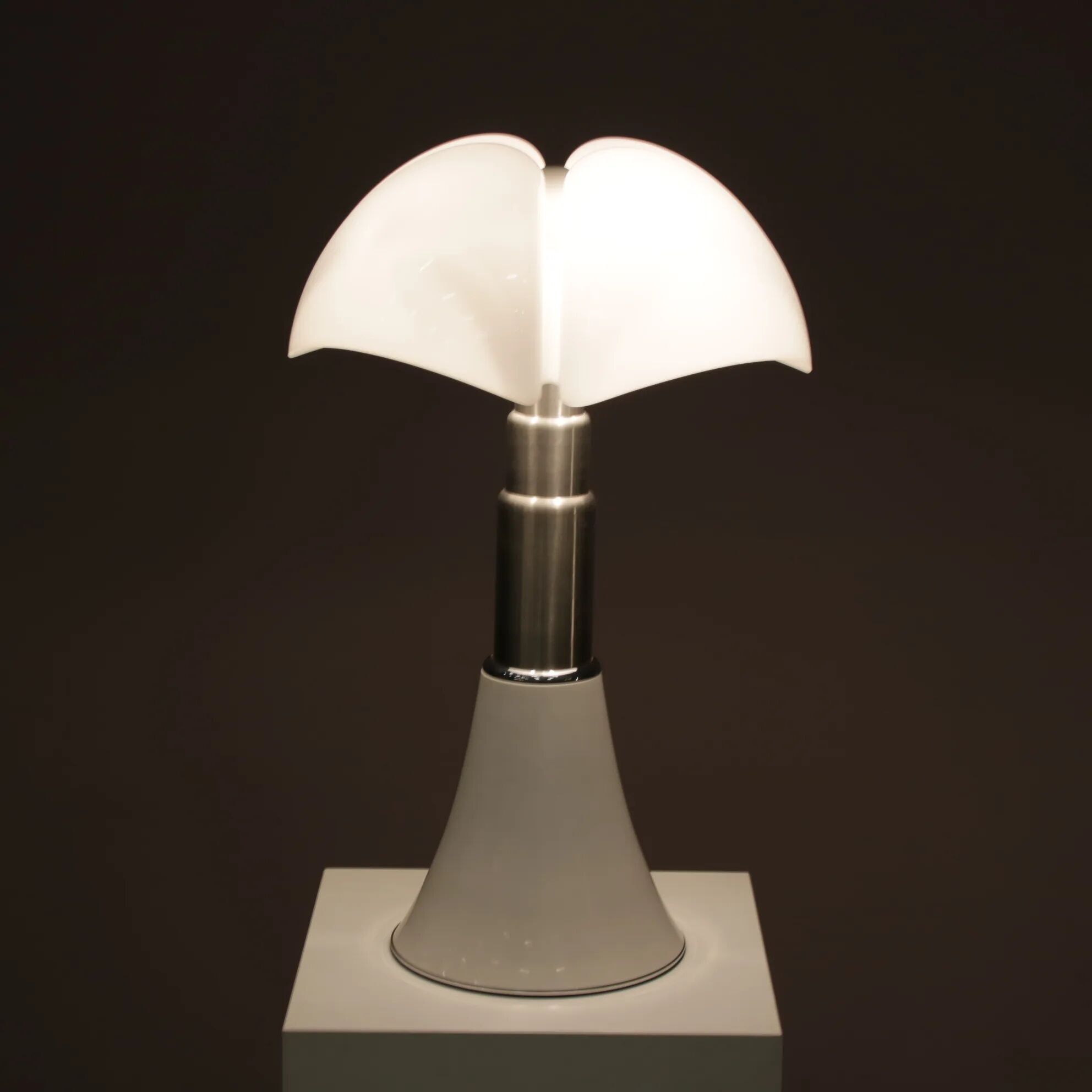 Gae Aulenti “Pipistrello” table lamp for Martinelli Luce, Italy 1970