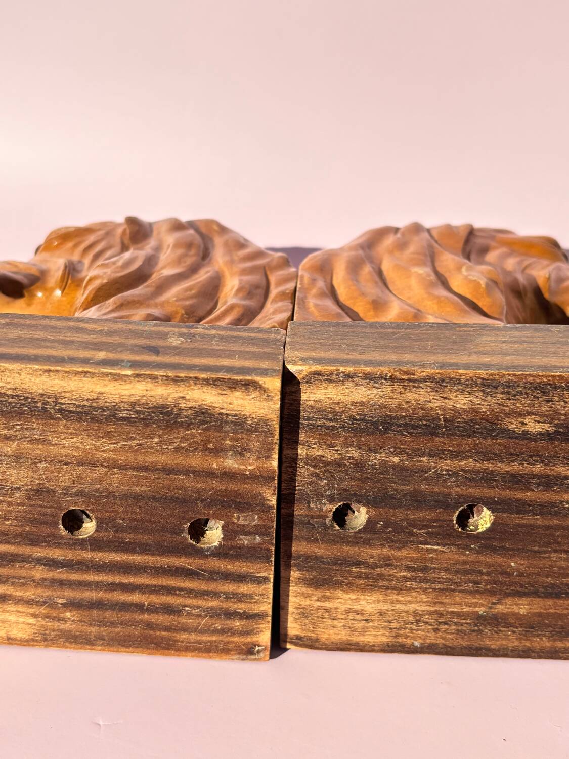 Paire de serres livres en bois signée P.Belys