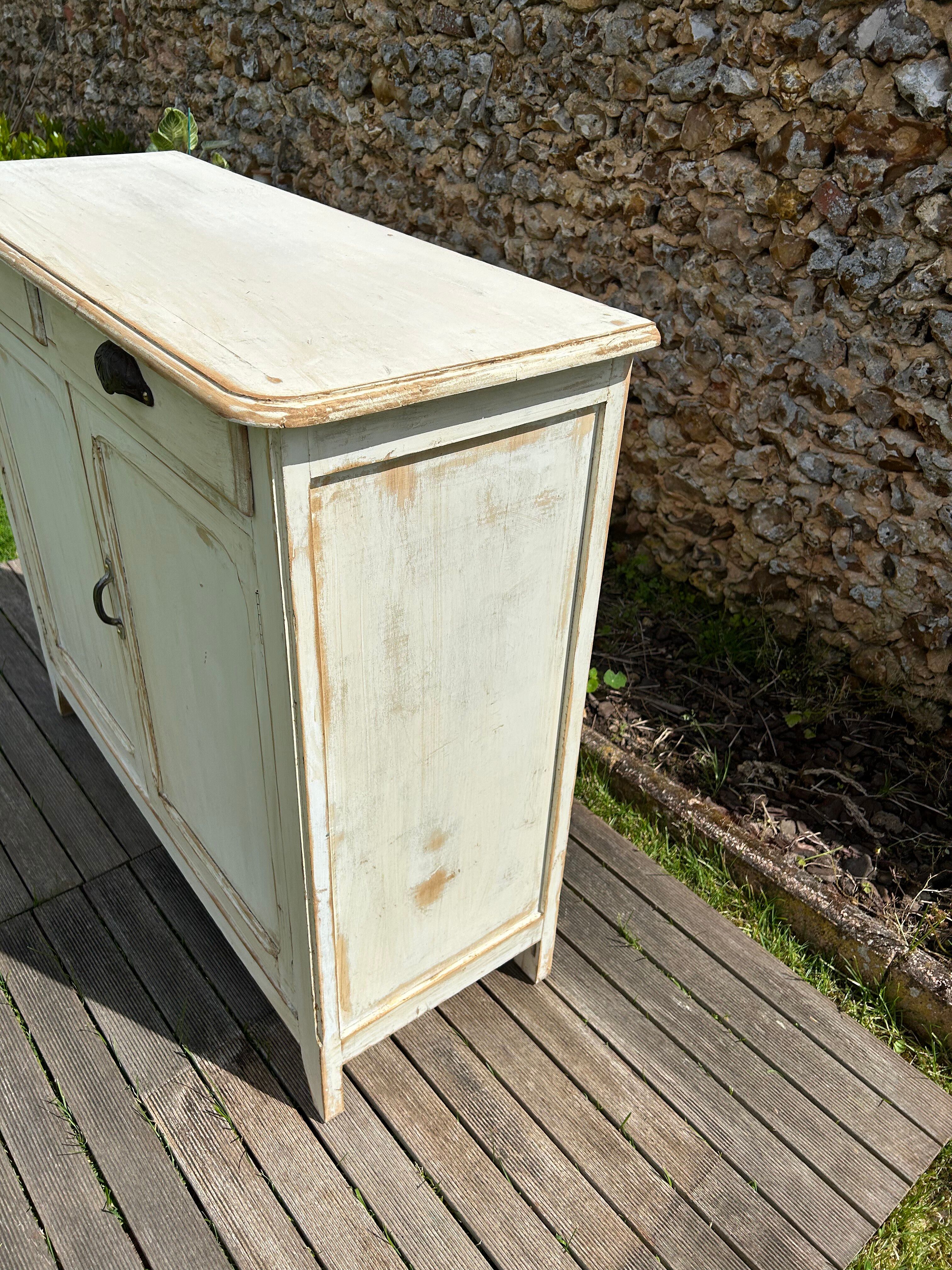 Buffet parisien vintage patine blanche