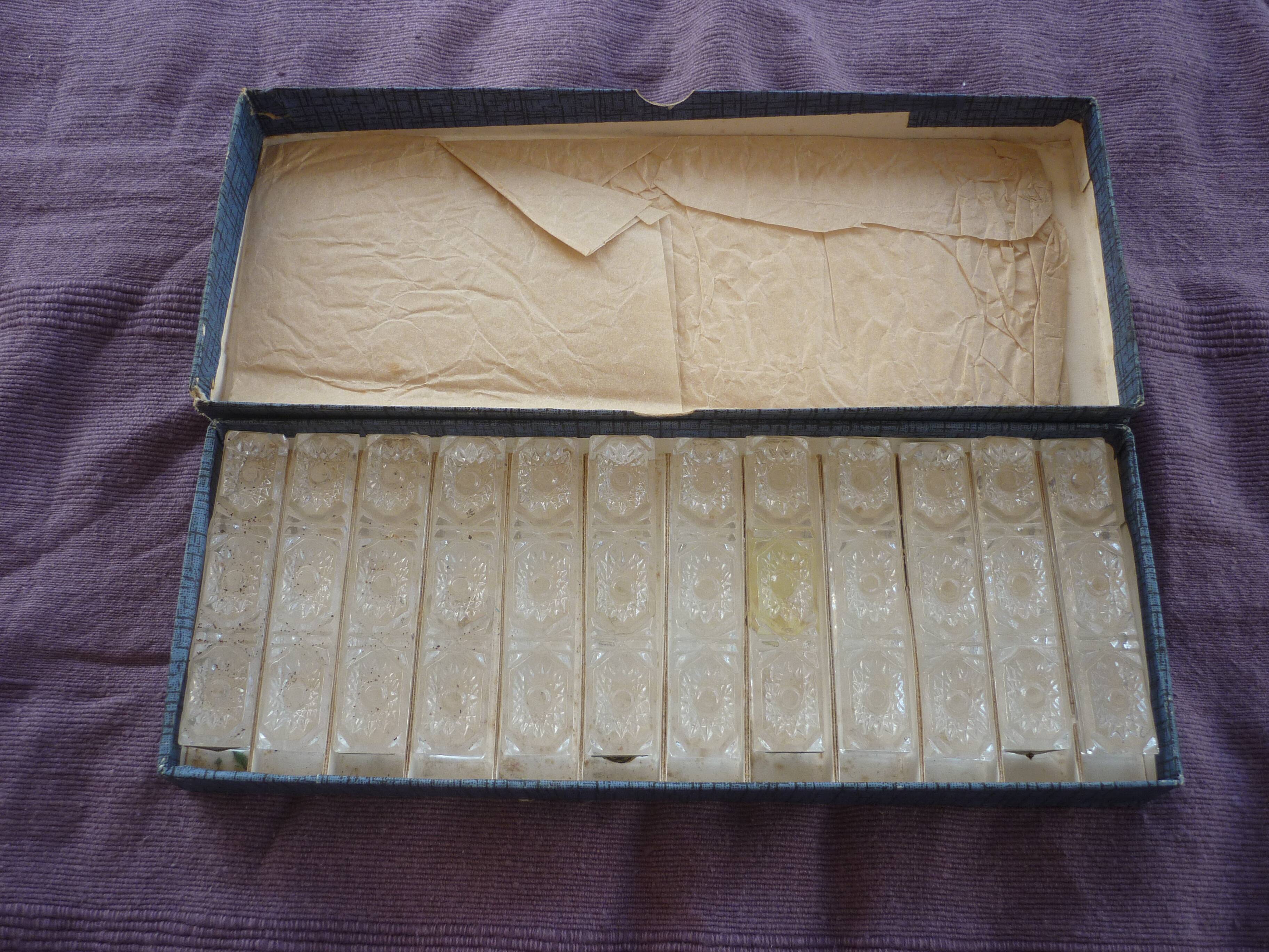 Set of 12 wears crystal knives