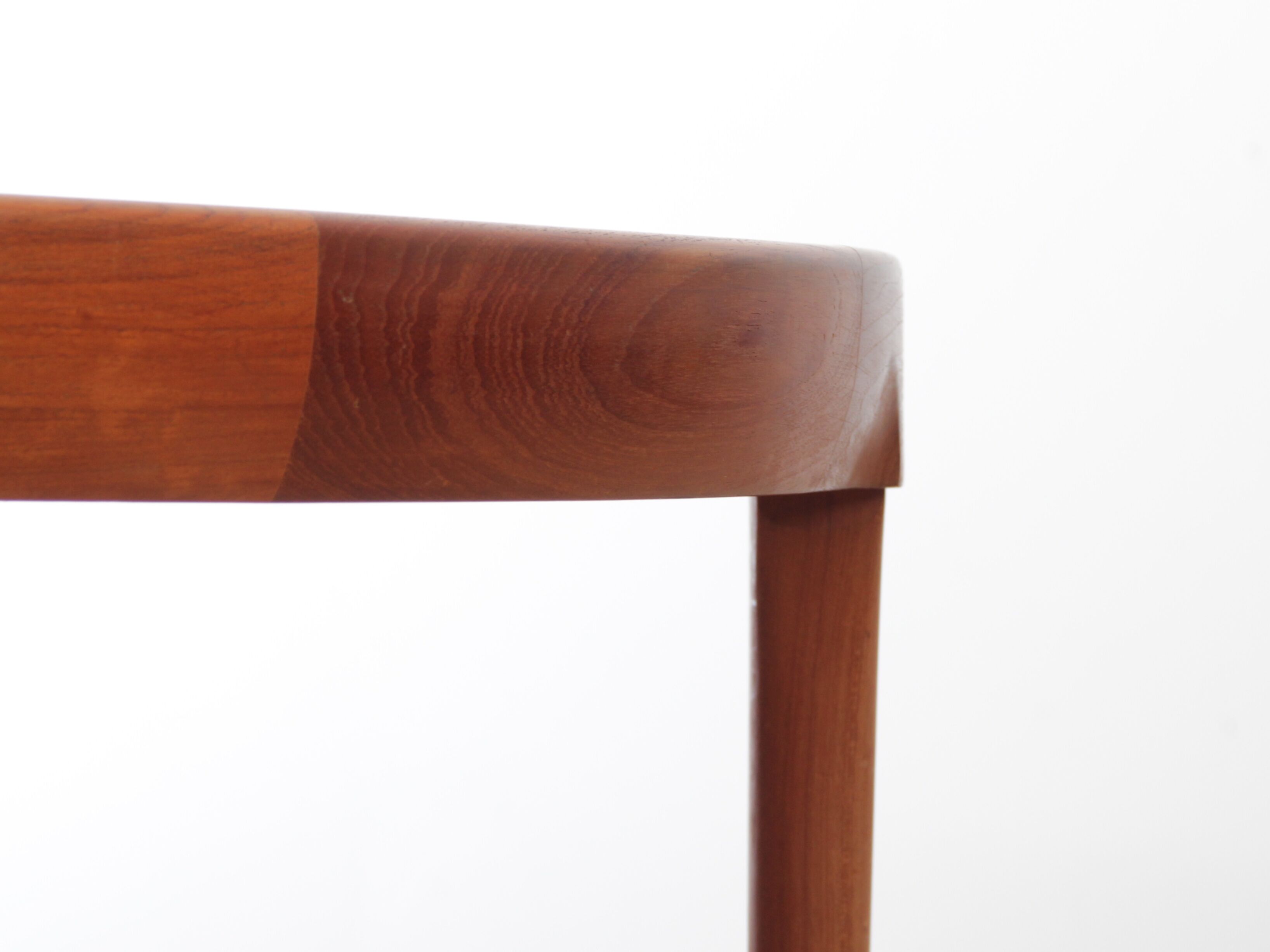 Round teak dining table, 4/10 people.
