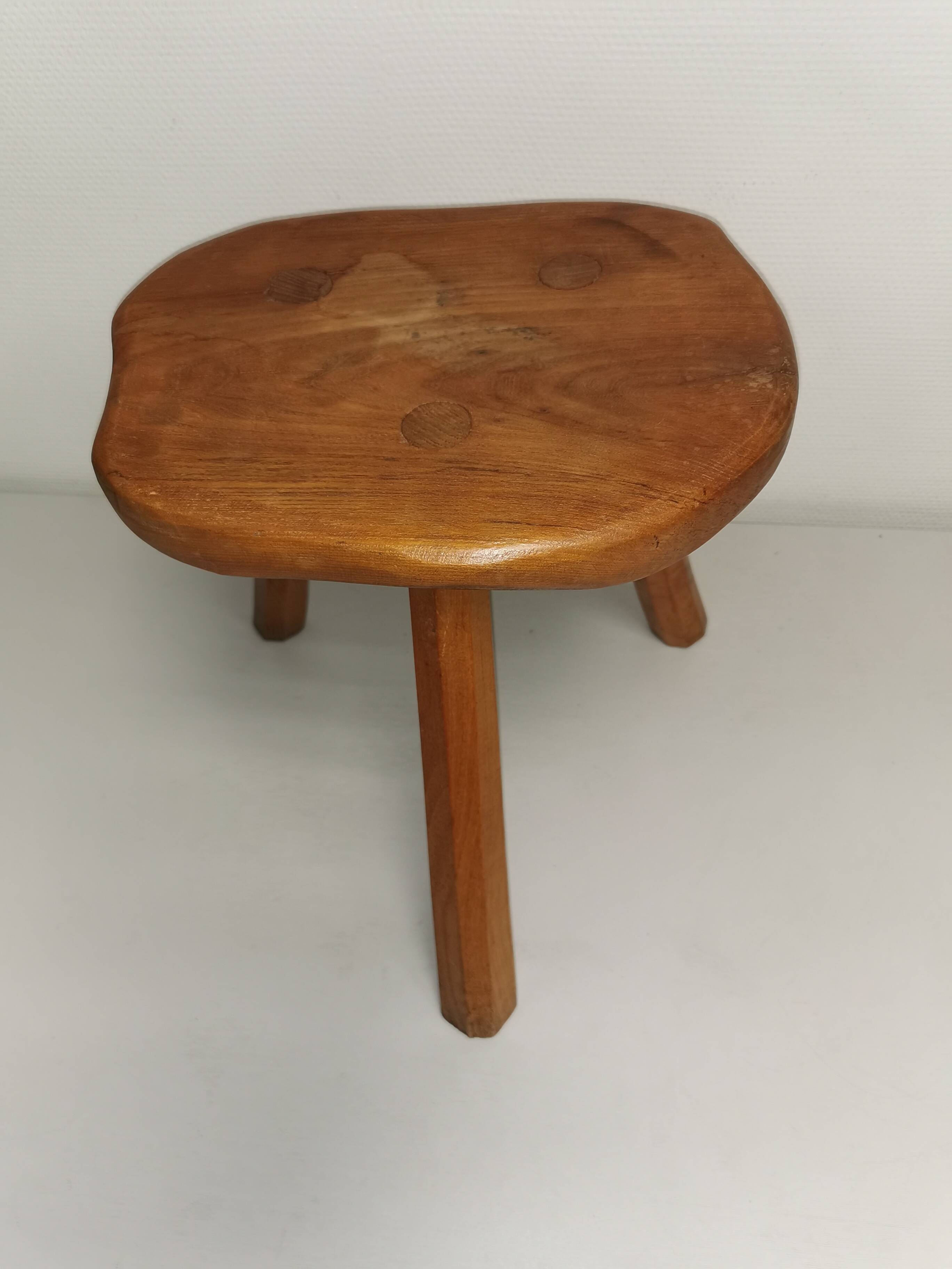 Brutalist wooden stool, tripod base, door plants 50s 60s