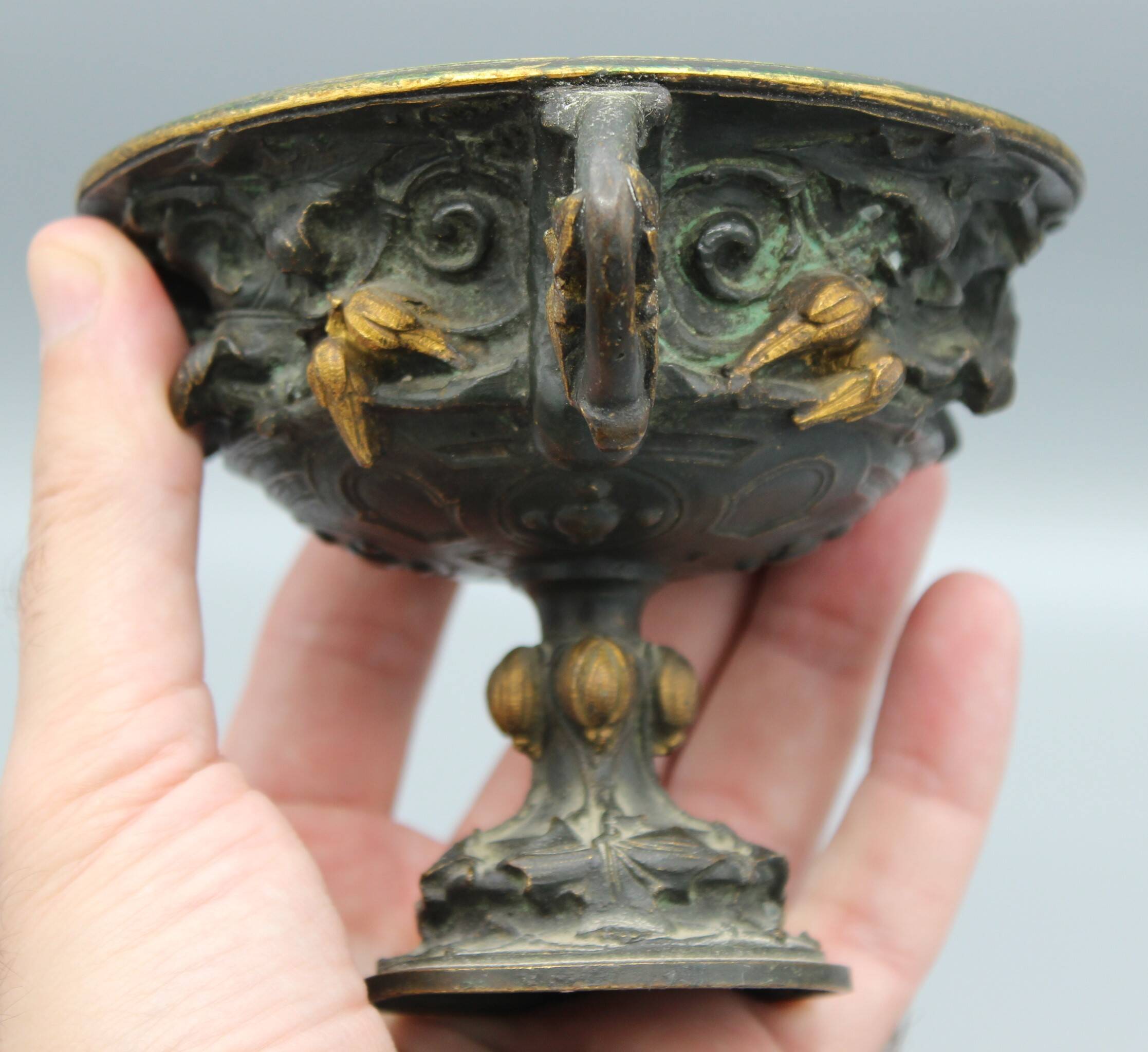 Bronze pedestal bowl with leaf decoration