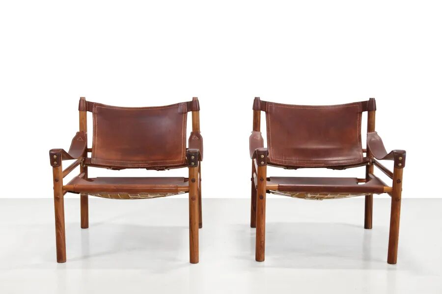 Deux fauteuils Arne Norell Sirocco en palissandre et cuir.