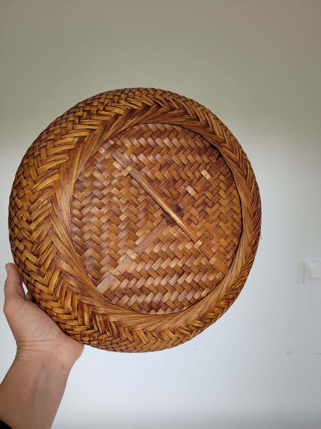 Round rattan basket