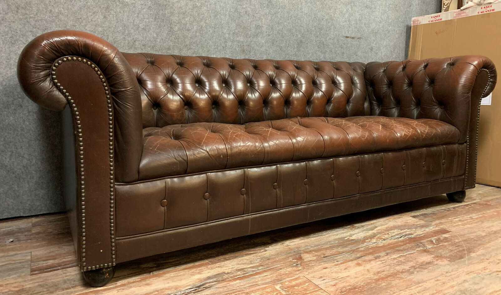 Chesterfield bench in Art Deco leather around 1920-1940