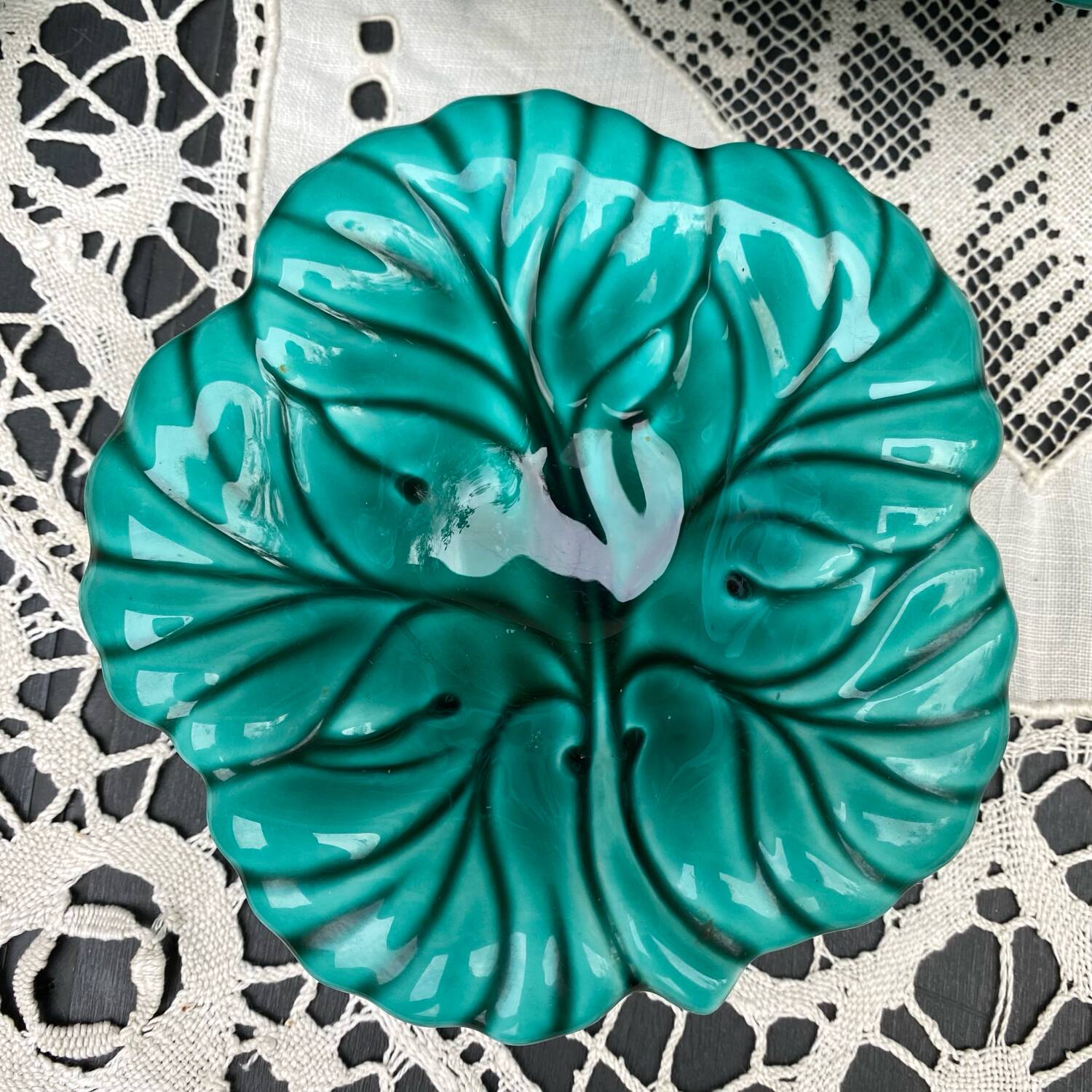 Salad bowl and small bowls in leaf-shaped slipware