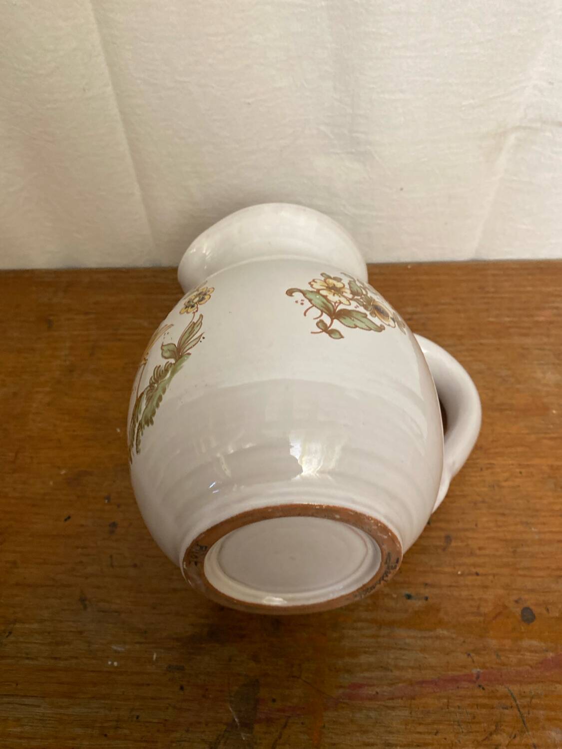 Pichet ancien en céramique de Moustiers blanche décor peint, France