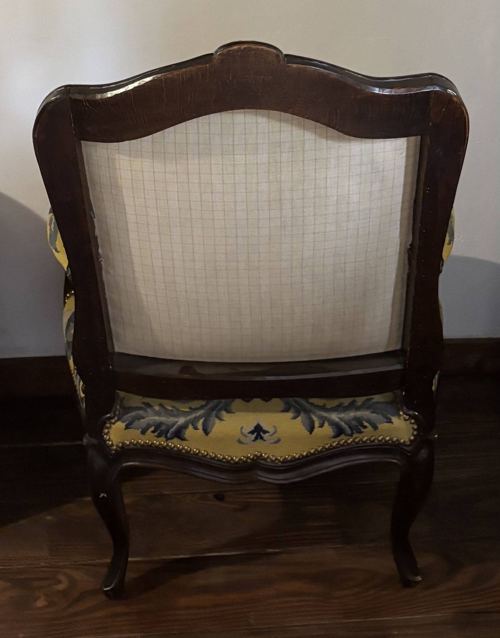 Fauteuil style Louis XV en hêtre – Tissu damassé jaune/bleu motif floraux.