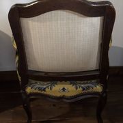 Fauteuil style Louis XV en hêtre – Tissu damassé jaune/bleu motif floraux.