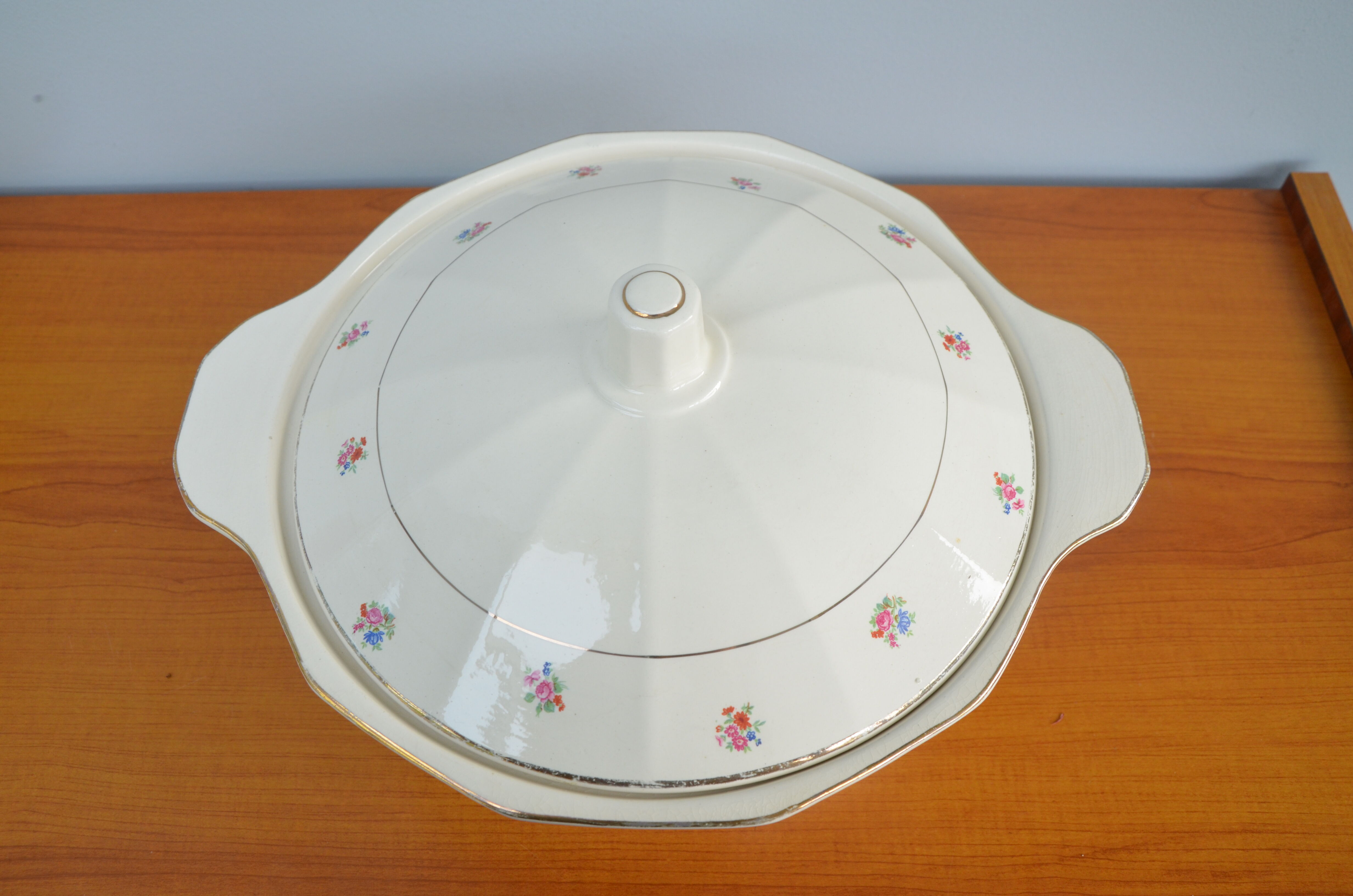 Sarregemines soup tureen, floral motif
