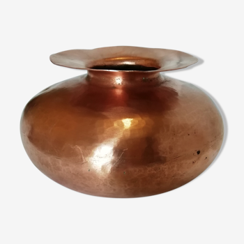 Vase boule avec col évasé en cuivre martelé