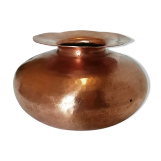 Vase boule avec col évasé en cuivre martelé