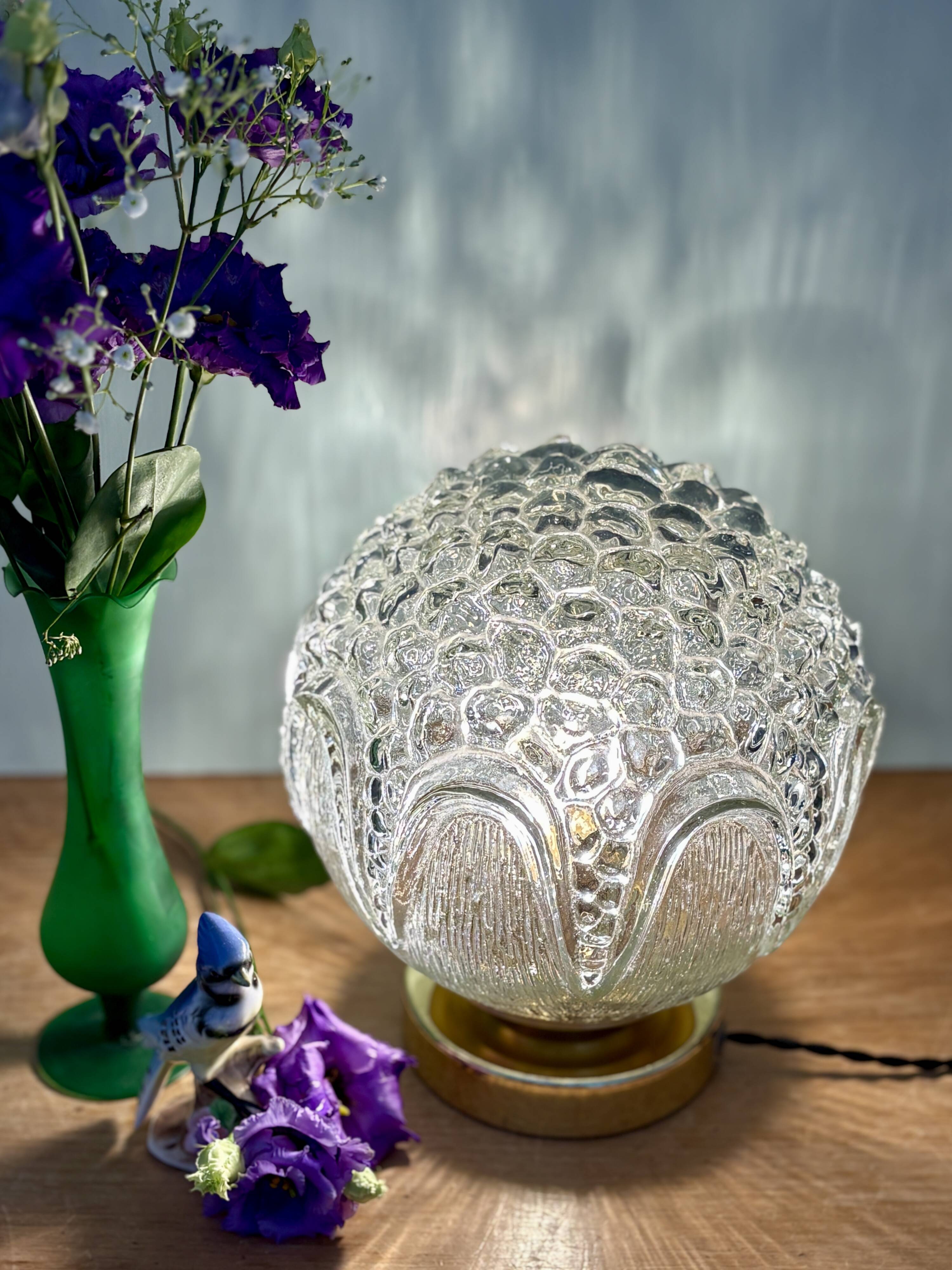 Lampe à poser globe vintage en verre moulé