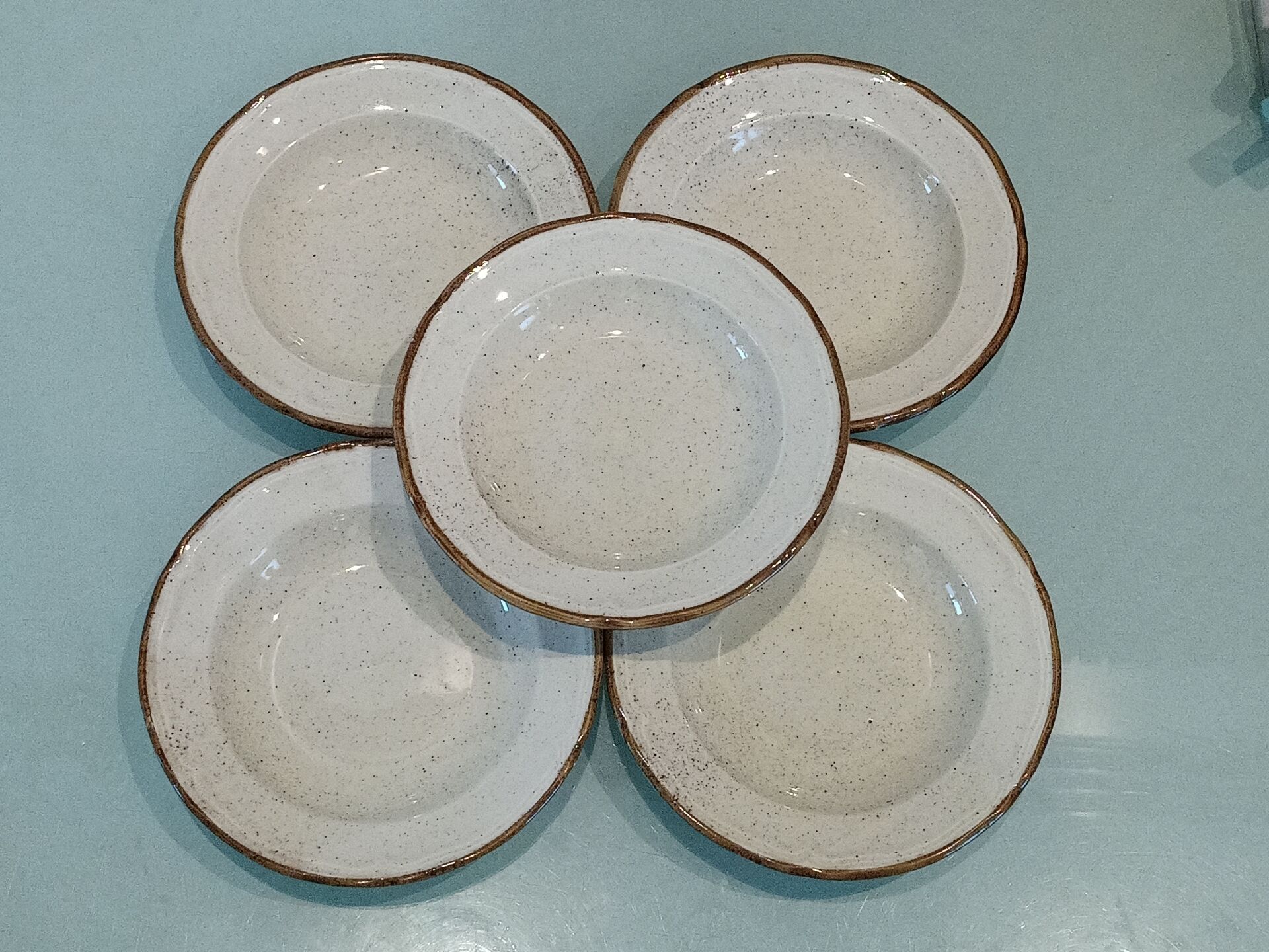 Lot de 5 assiettes vintage en céramique mouchetée –