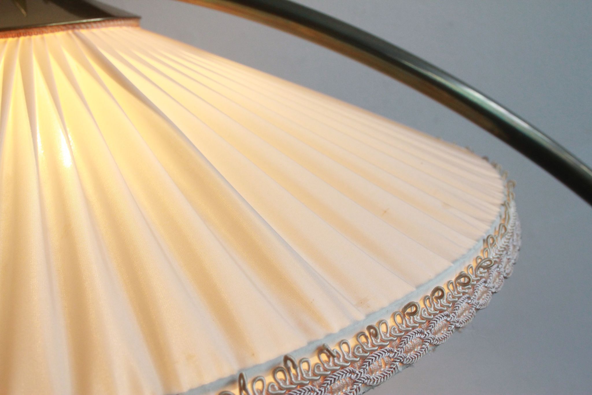 Lampadaire des années 1950 en laiton avec abat-jour plisée