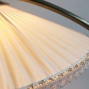 Lampadaire des années 1950 en laiton avec abat-jour plisée