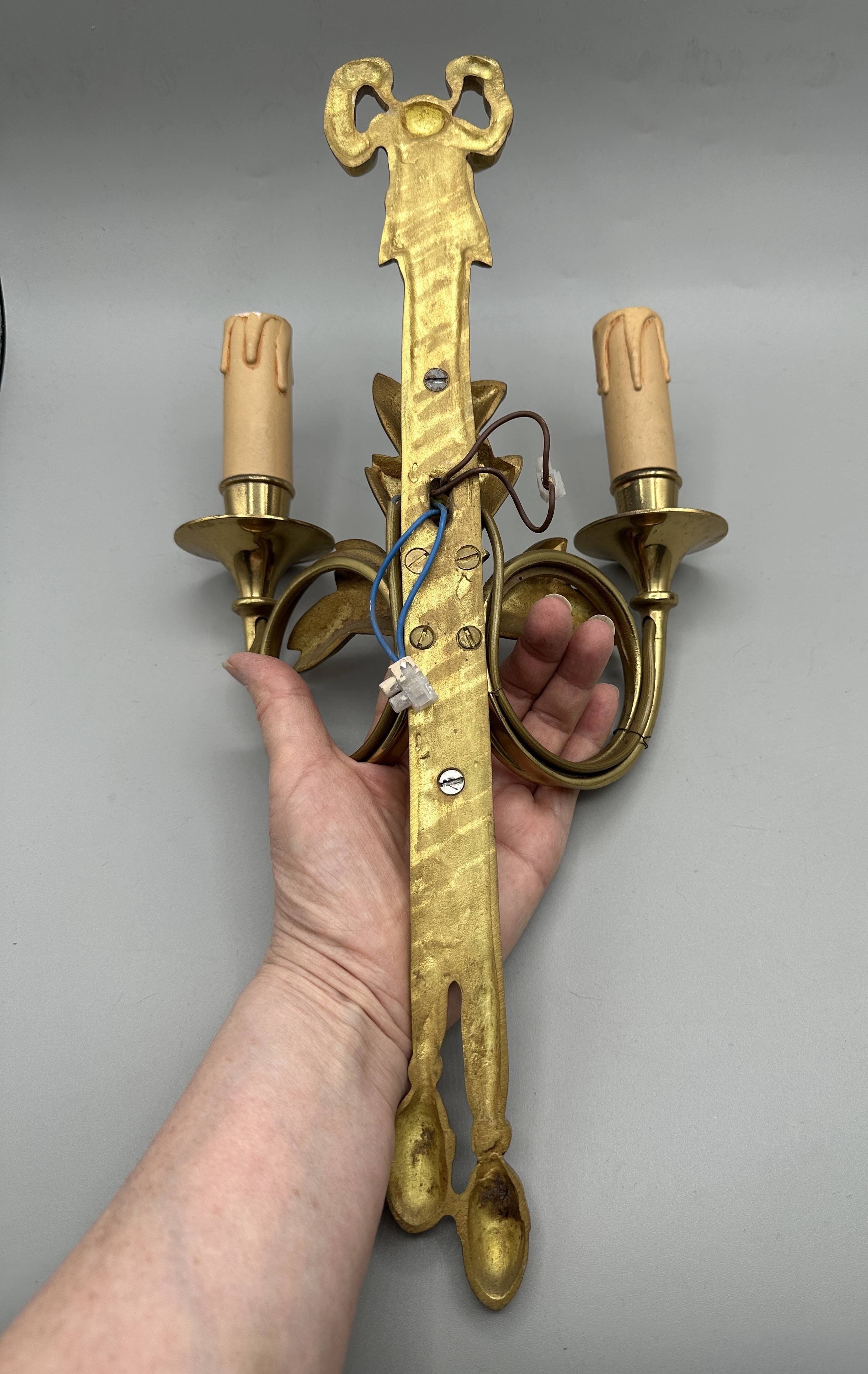 Pair of gilt bronze wall sconces in hunting horn style, Louis XVI.