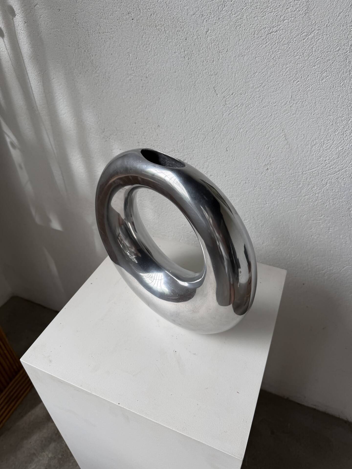 Round aluminium loop vase