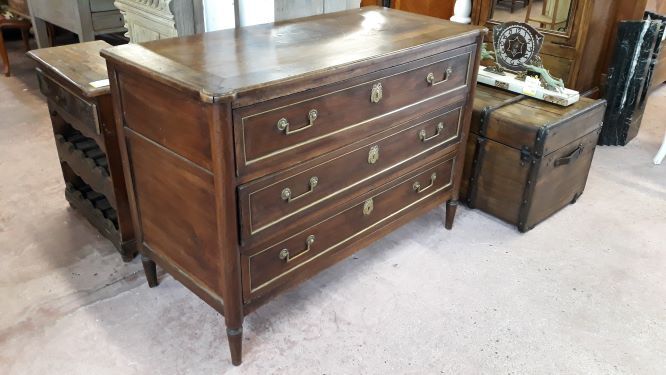Dresser of Louis XVI era in walnut
