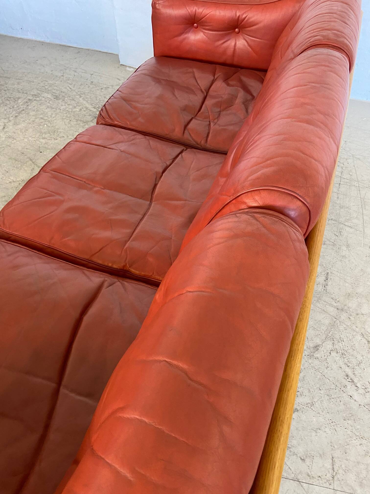 Canapé vintage suédois des années 70 en cuir cognac pour 3 personnes.