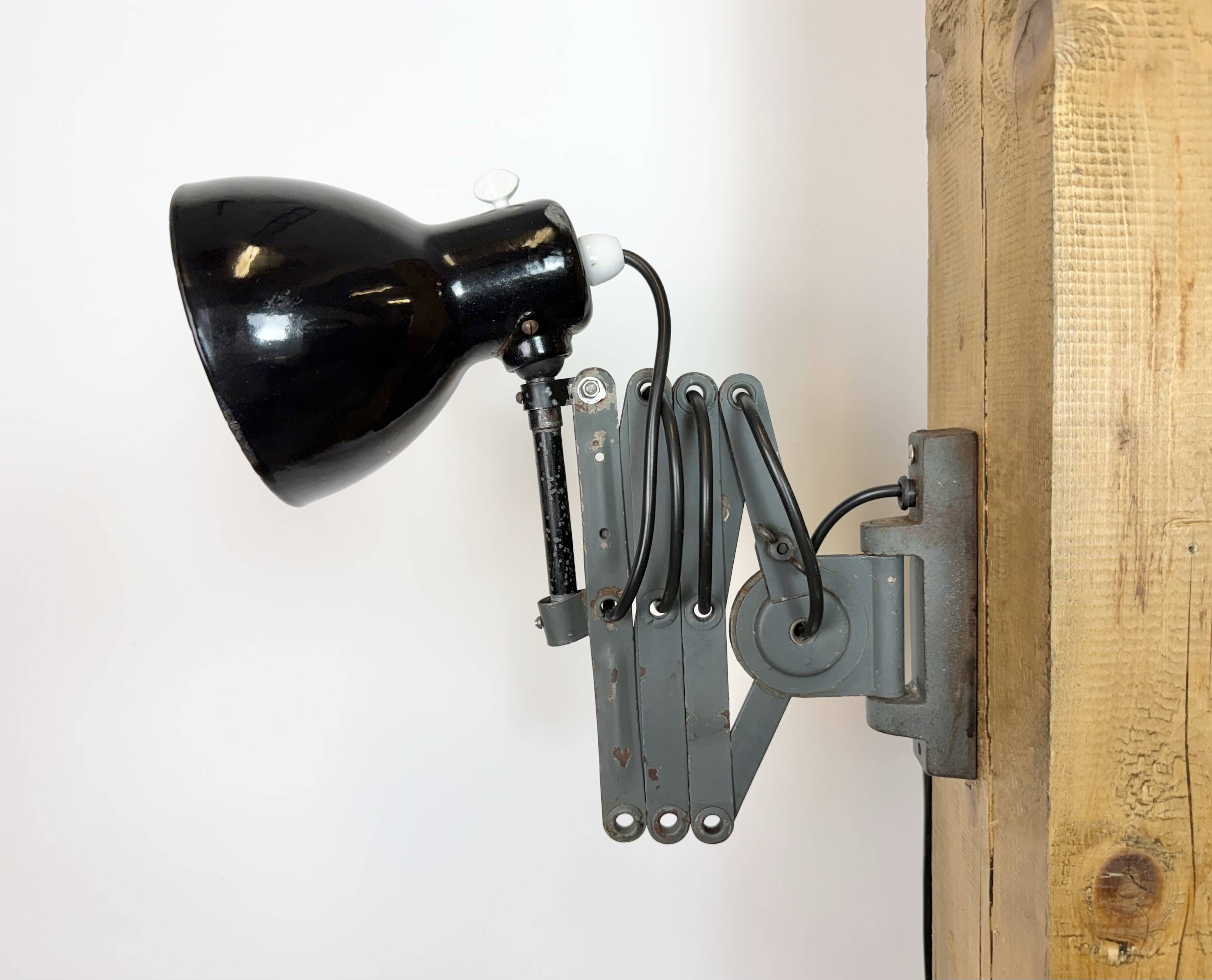 Lampe murale à ciseaux en émail noir industriel, années 1950