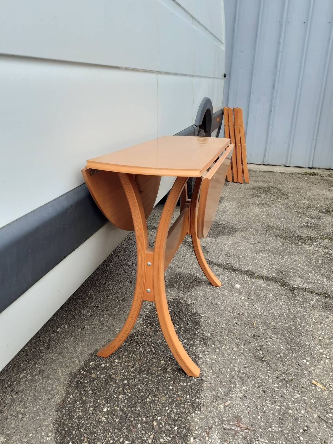 “Space saving” dining set