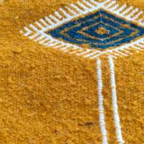 Tapis kilim jaune moutarde à motifs berbères multicolores