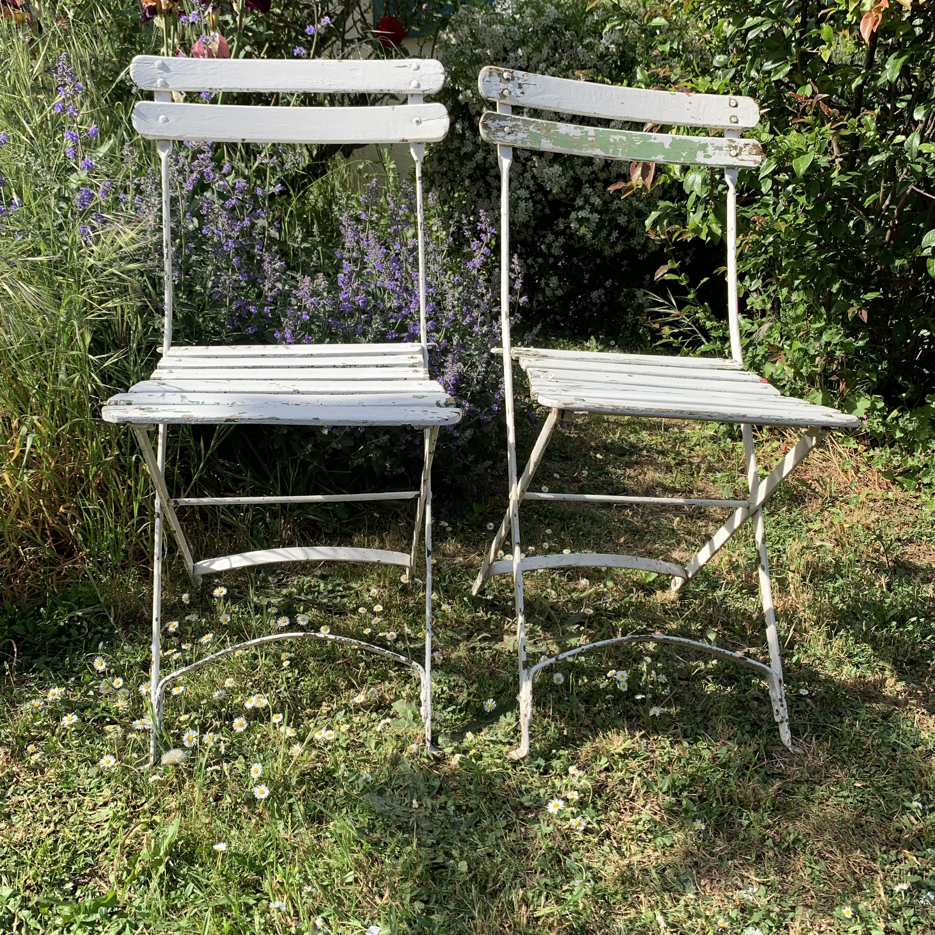Paire d'anciennes chaises de jardin